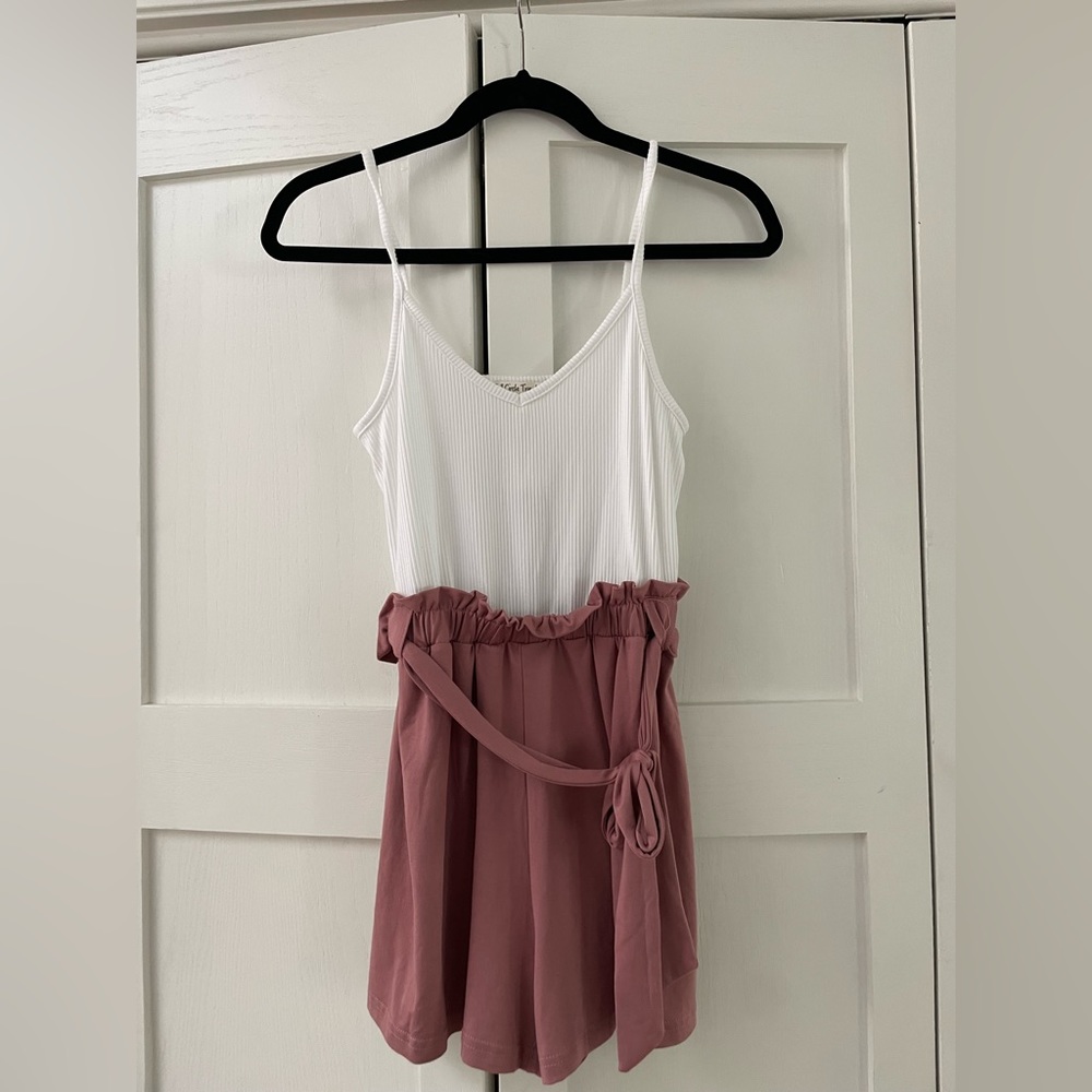 Francesca’s Casual Romper. White and mauve pink. Size M, NWT.